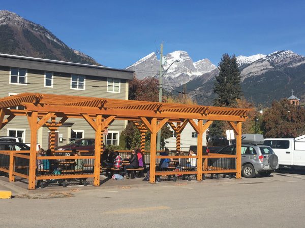 Image of students gathered under a pergola at College of the Rockies Fernie campus.